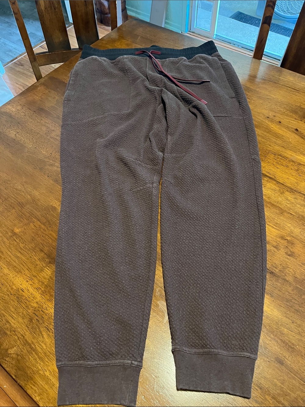 lululemon At Ease jogger Brown . XL
